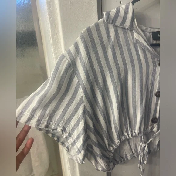 Cute cropped collared blouse - Picture 2 of 6